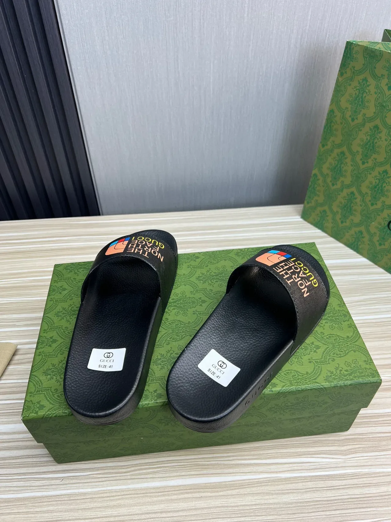 Gucci स्लाइड काला बहुरंगी चमड़े की टेक्स्चर्ड तलवी बुनाई पट्टी चप्पल 6
