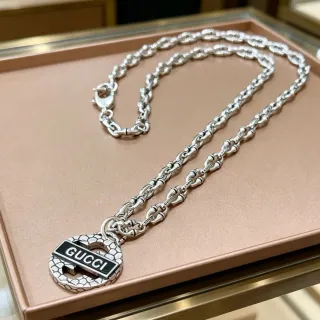 Gucci قلادة معلقة Interlocking G مصنوعة بملمس جلد الثعابين