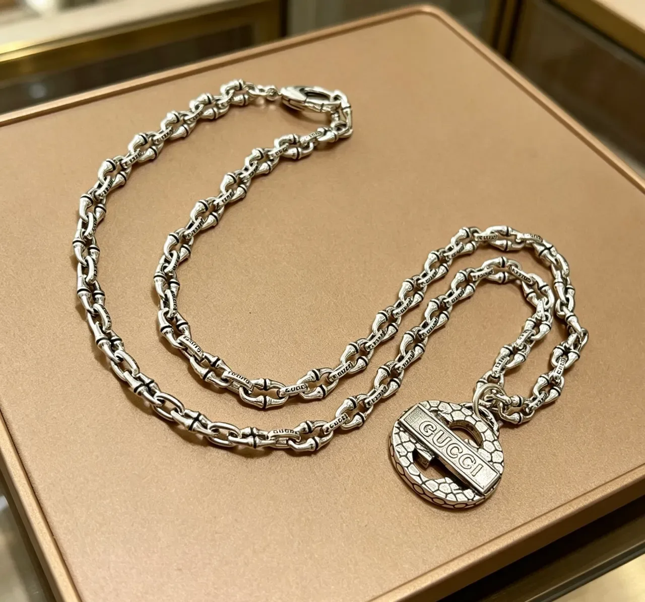 Gucci قلادة معلقة Interlocking G مصنوعة بملمس جلد الثعابين 3