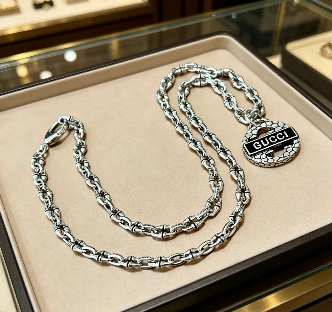 Gucci قلادة معلقة Interlocking G مصنوعة بملمس جلد الثعابين 5