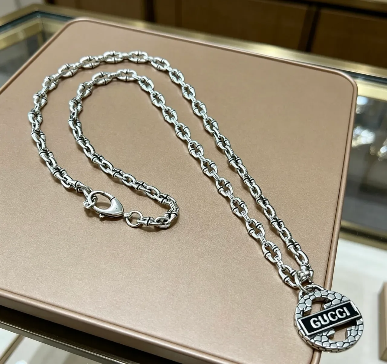 Gucci قلادة معلقة Interlocking G مصنوعة بملمس جلد الثعابين 8
