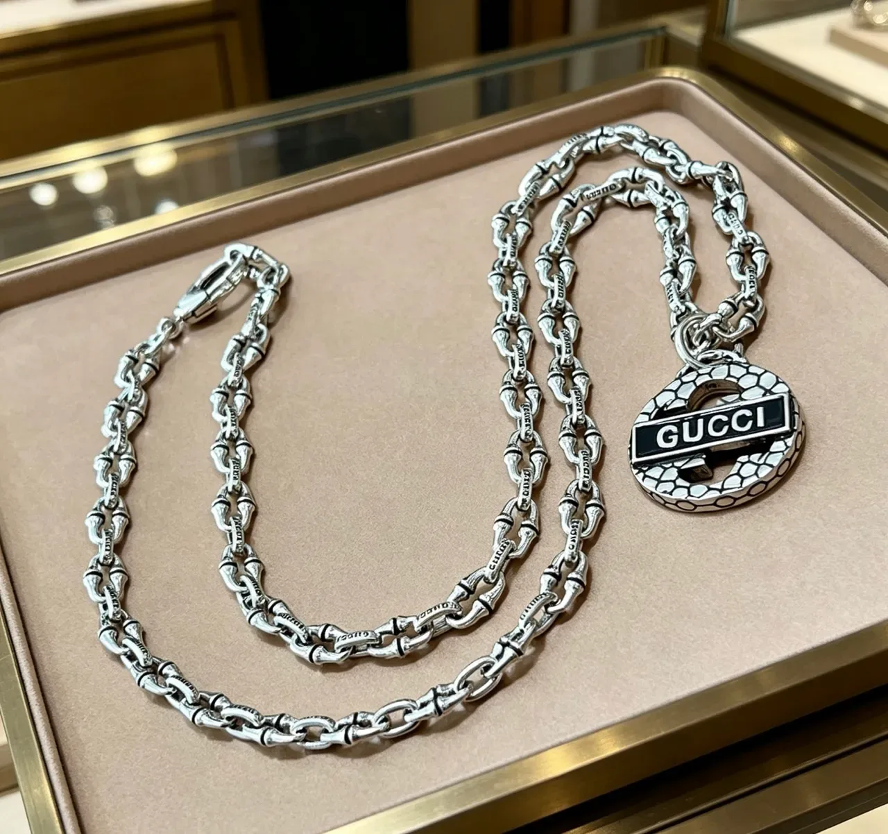 Gucci قلادة معلقة Interlocking G مصنوعة بملمس جلد الثعابين 9