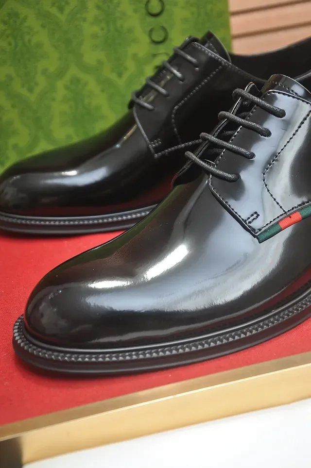 Gucci Web Stripe Sapatos Oxford Couro Patentado com Ponta de Tapa 2