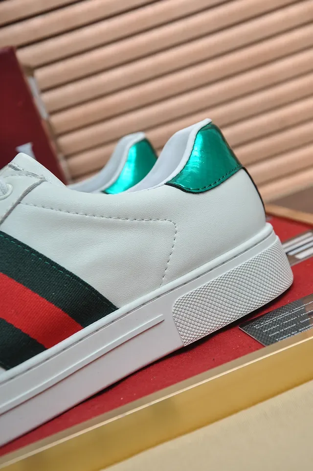 Gucci Sneakers Lifestyle Blancs et Verts Cuir Supérieur Détail Rayures Web 2
