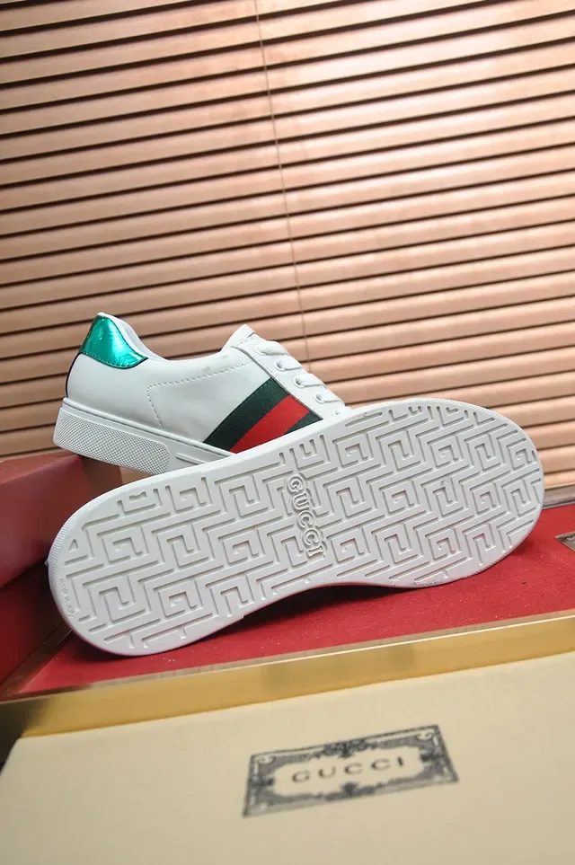 Gucci Sneakers Lifestyle Blancs et Verts Cuir Supérieur Détail Rayures Web 3