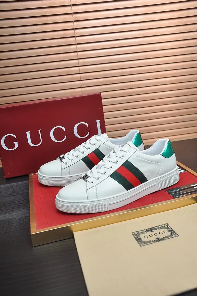 Gucci Sneakers Lifestyle Blancs et Verts Cuir Supérieur Détail Rayures Web 4