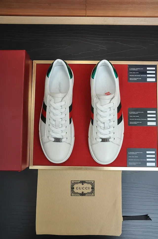 Gucci Sneakers Lifestyle Blancs et Verts Cuir Supérieur Détail Rayures Web 5