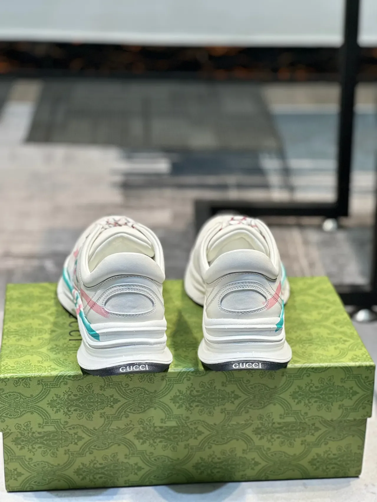 Gucci Sneakers Lifestyle Blanc et Rose Low Top Perforé Panneau Logo 2