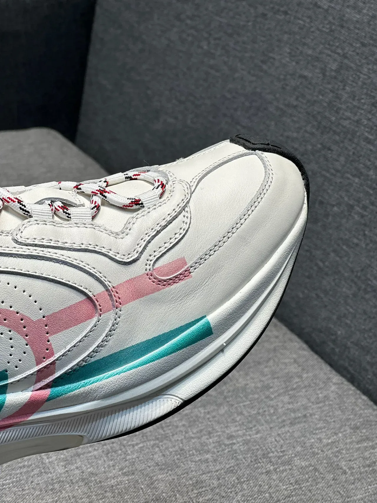 Gucci Sneakers Lifestyle Blanc et Rose Low Top Perforé Panneau Logo 3