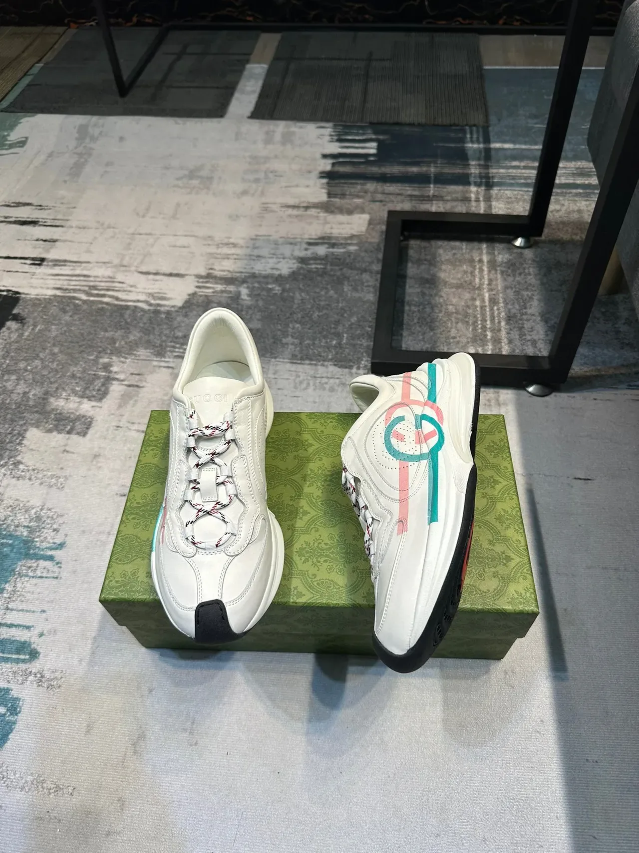 Gucci Sneakers Lifestyle Blanc et Rose Low Top Perforé Panneau Logo 4