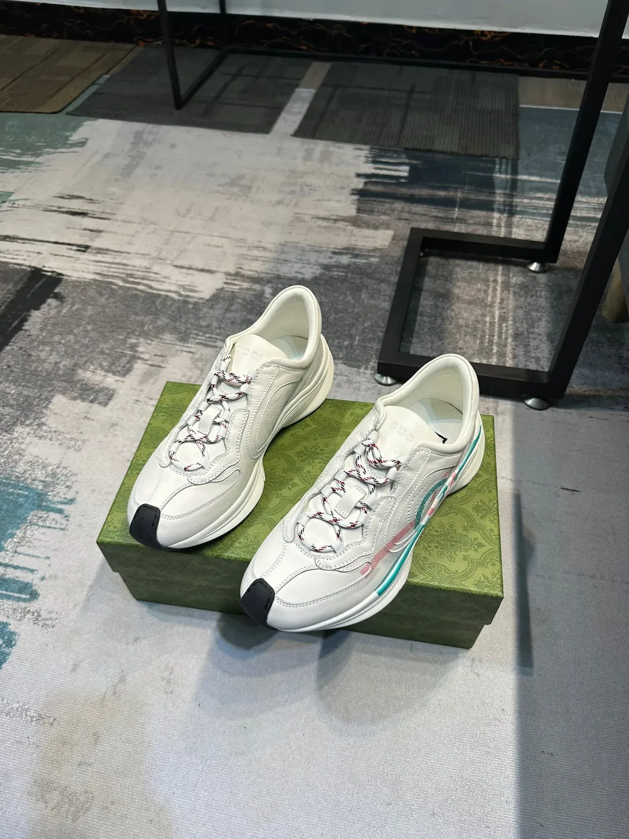 Gucci Sneakers Lifestyle Blanc et Rose Low Top Perforé Panneau Logo 5