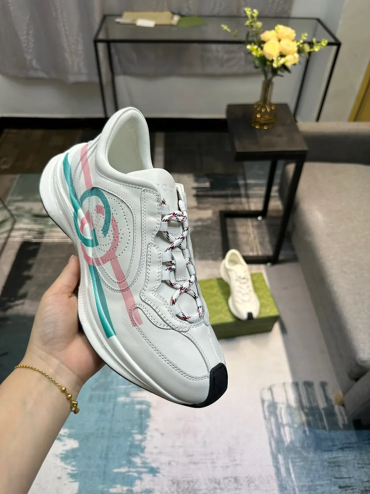 Gucci Sneakers Lifestyle Blanc et Rose Low Top Perforé Panneau Logo 6