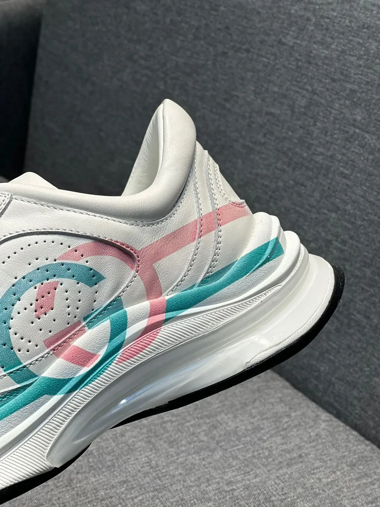Gucci Sneakers Lifestyle Blanc et Rose Low Top Perforé Panneau Logo 8