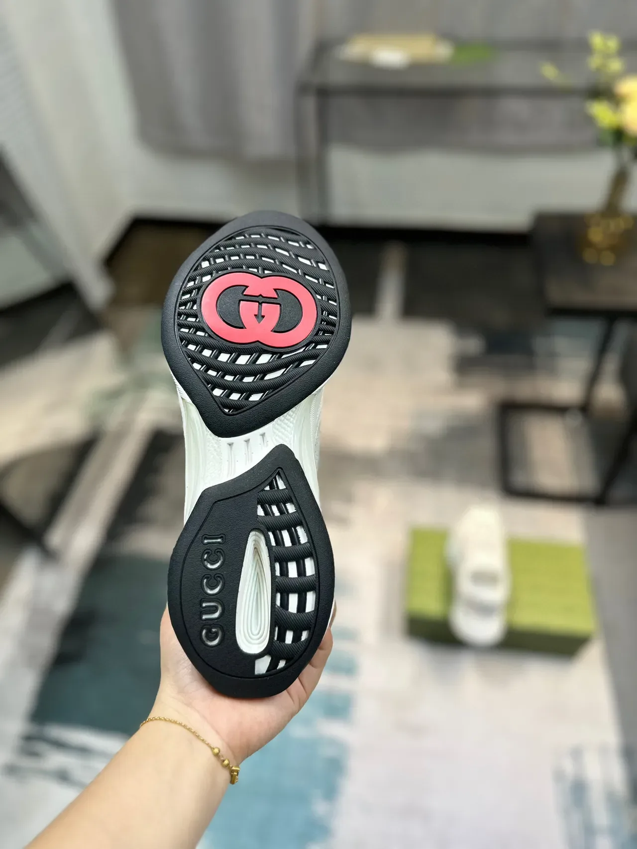 Gucci Sneakers Lifestyle Blanc et Rose Low Top Perforé Panneau Logo 9