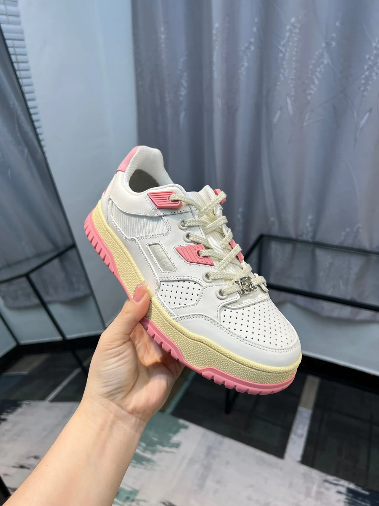 Gucci White Pink Perforated Leather Toe Multi-Layered Side Panels Lifestyle Sneakers 6
