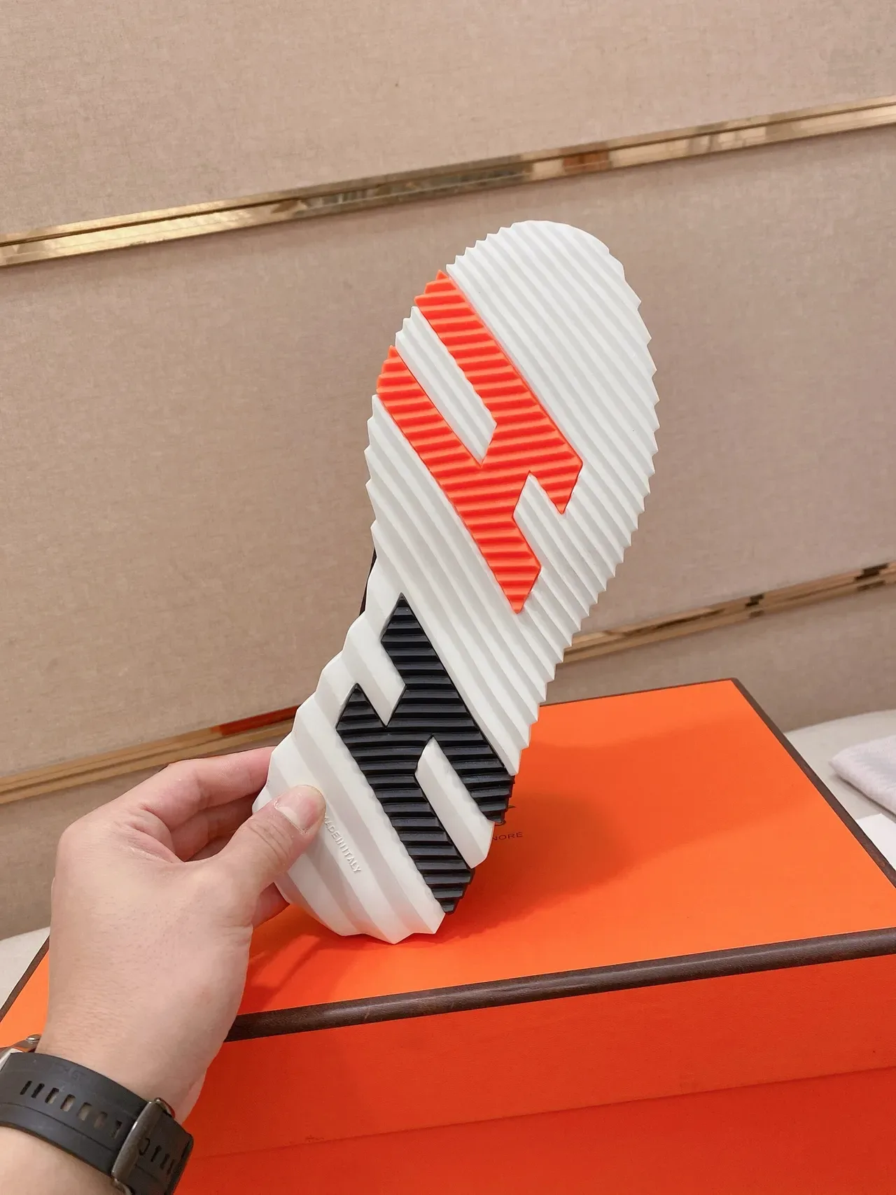 Hermès Chaussures lifestyle sneakers avec tige en maille noire et orange, ajustée comme une chaussette, partie supérieure sculptée, semelle blanche ridgée 2