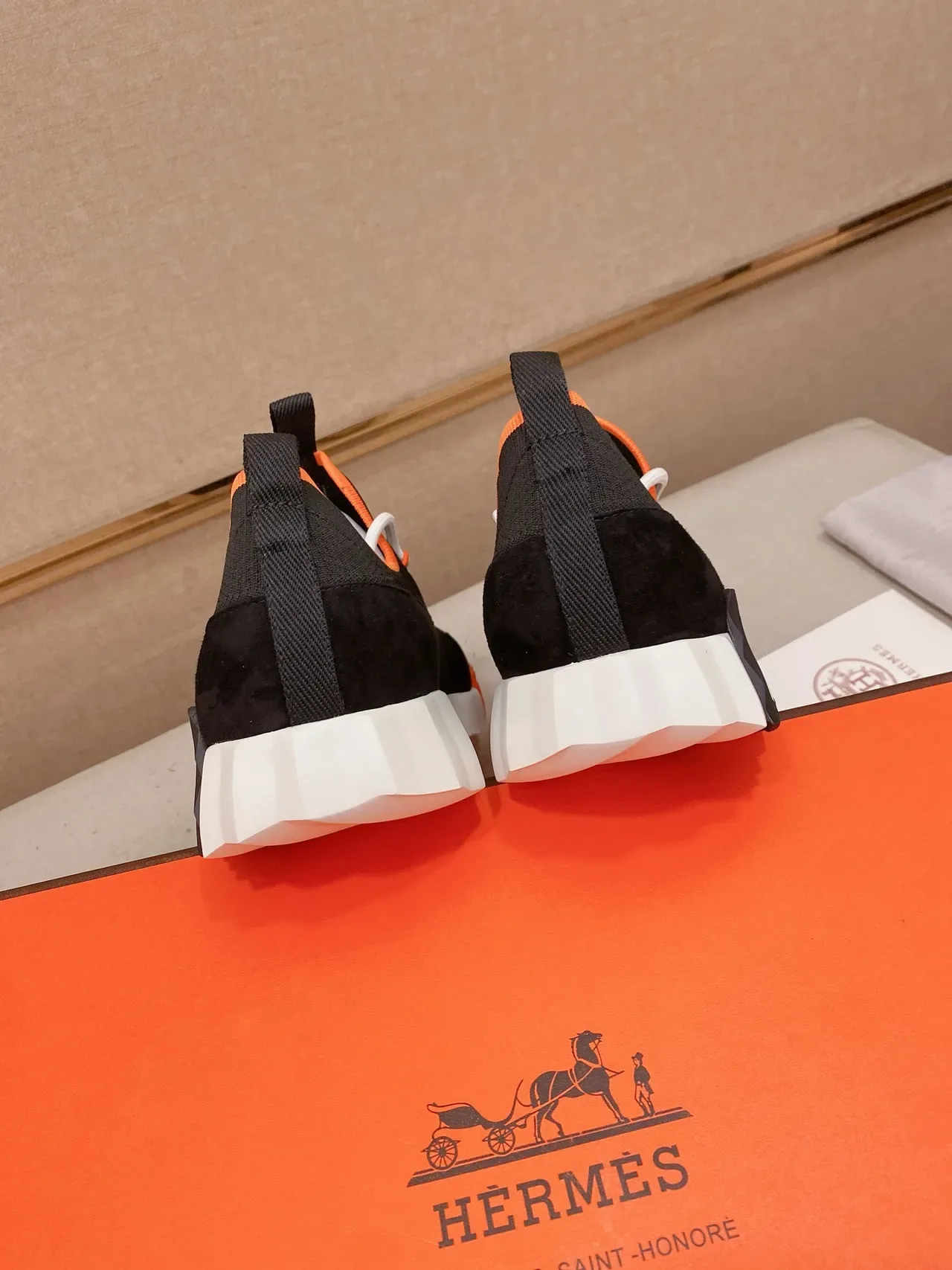 Hermès Chaussures lifestyle sneakers avec tige en maille noire et orange, ajustée comme une chaussette, partie supérieure sculptée, semelle blanche ridgée 3