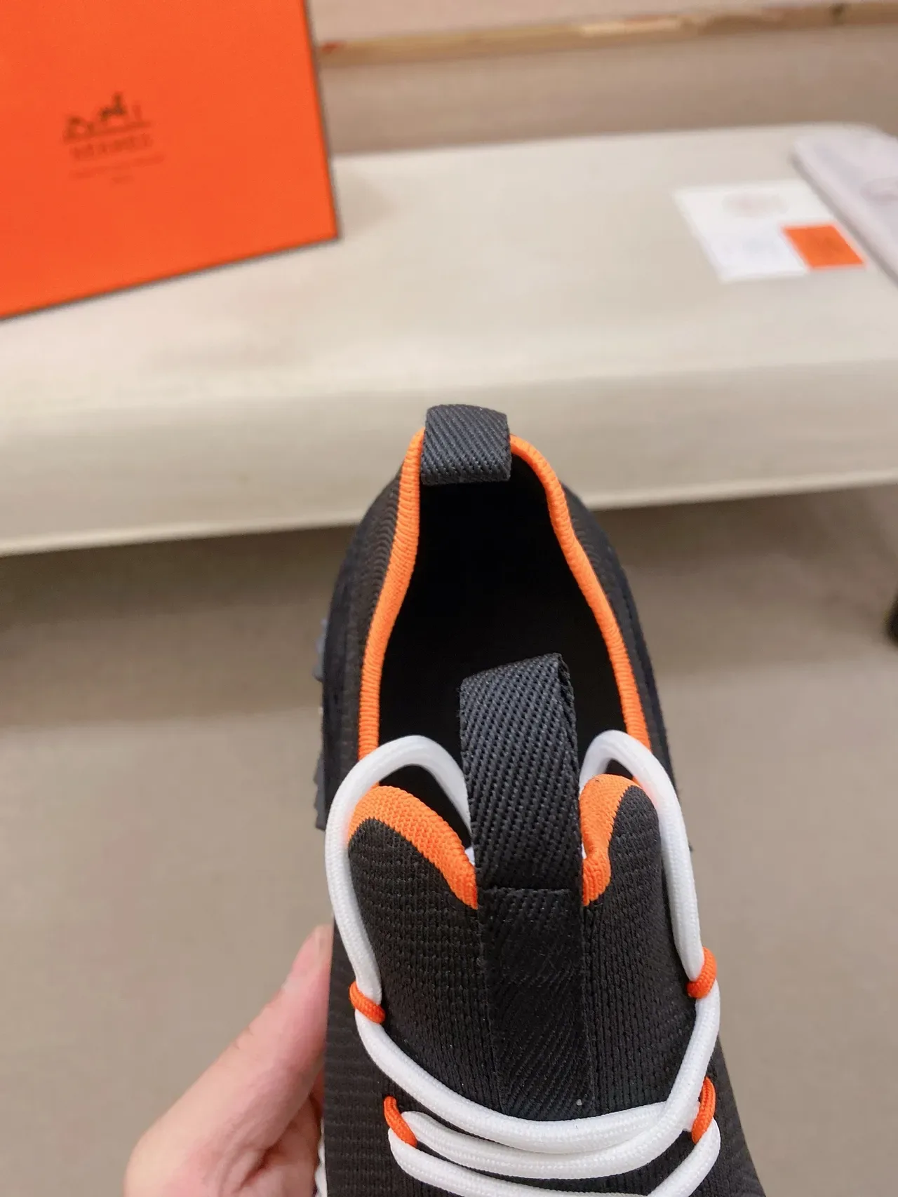 Hermès Chaussures lifestyle sneakers avec tige en maille noire et orange, ajustée comme une chaussette, partie supérieure sculptée, semelle blanche ridgée 4