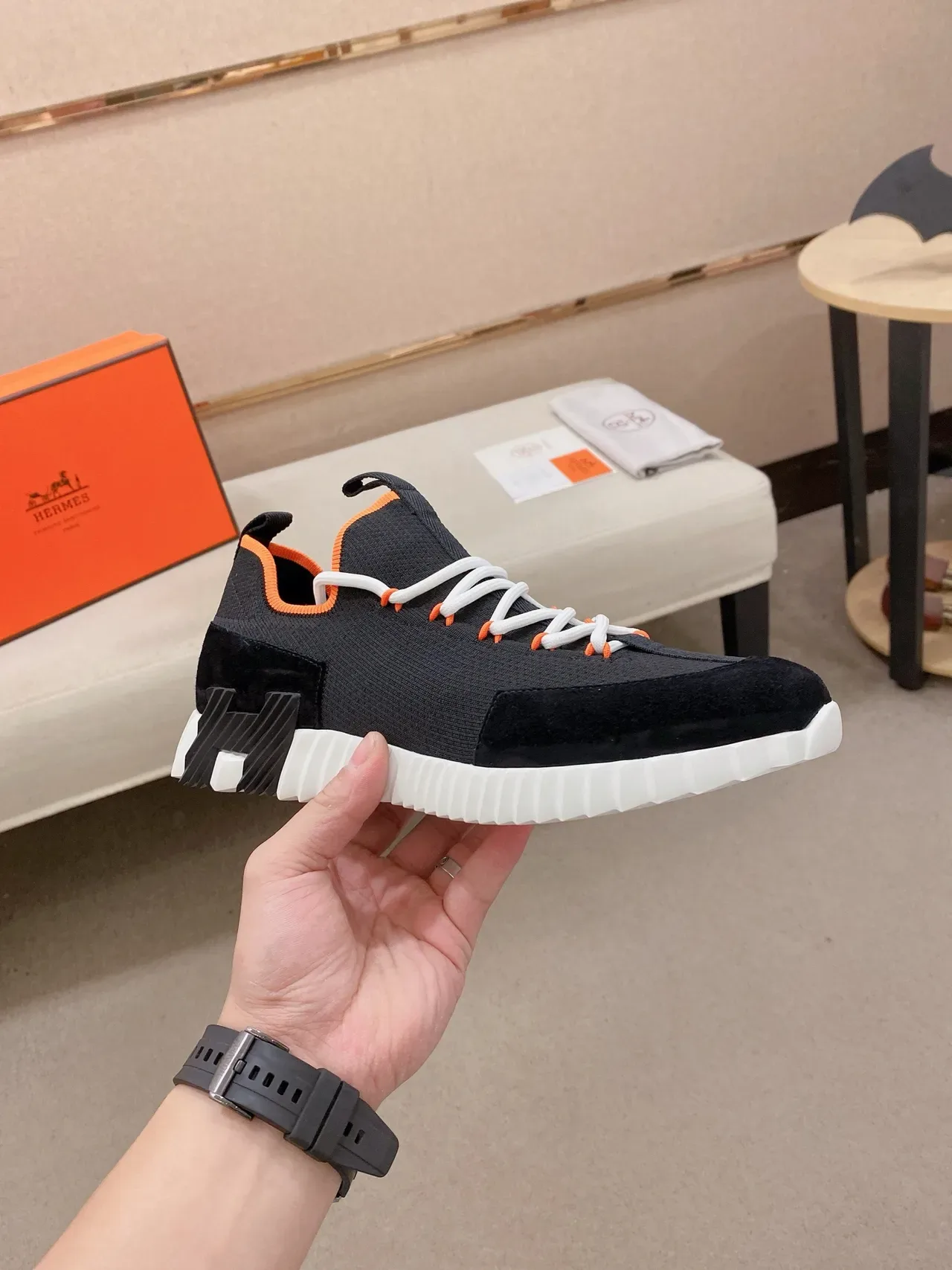Hermès Chaussures lifestyle sneakers avec tige en maille noire et orange, ajustée comme une chaussette, partie supérieure sculptée, semelle blanche ridgée 5