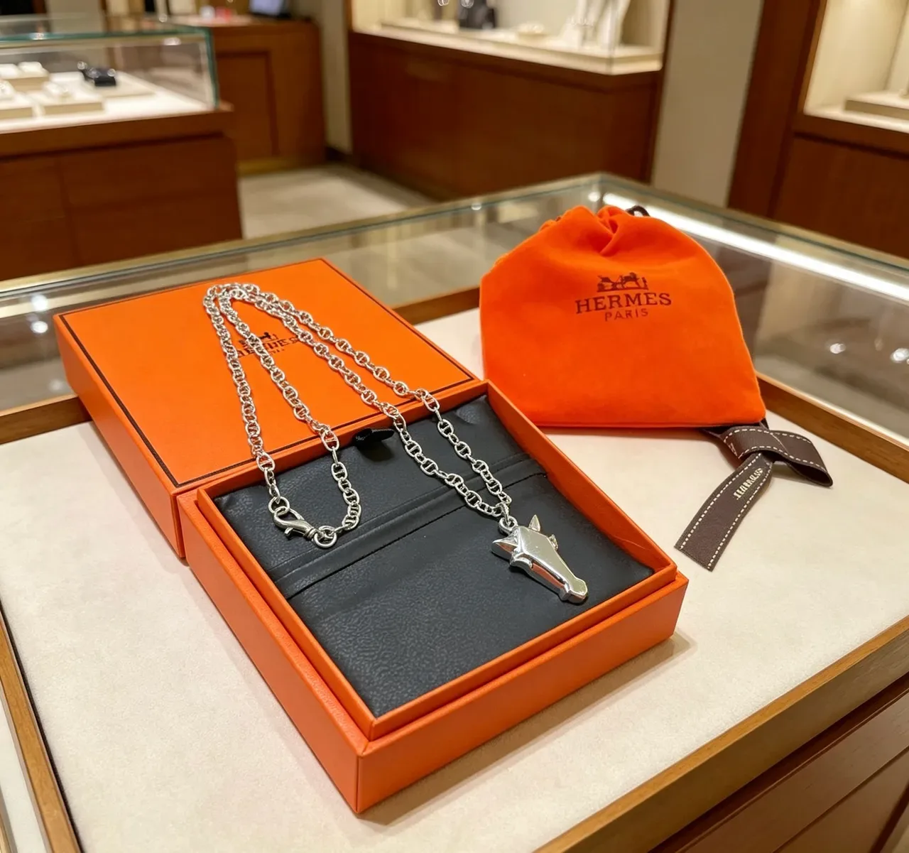 Collier Hermès Cheval Argent Chaîne de Maillons Marins Pendentif Tête de Cheval Géométrique 3