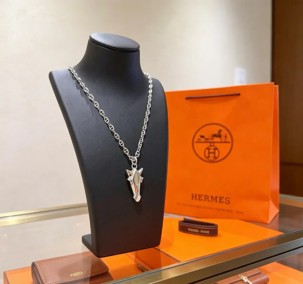 Collier Hermès Cheval Argent Chaîne de Maillons Marins Pendentif Tête de Cheval Géométrique 5