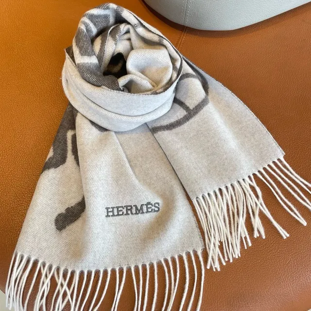 Hermès Écharpe Cachemire Motif Équestre 7