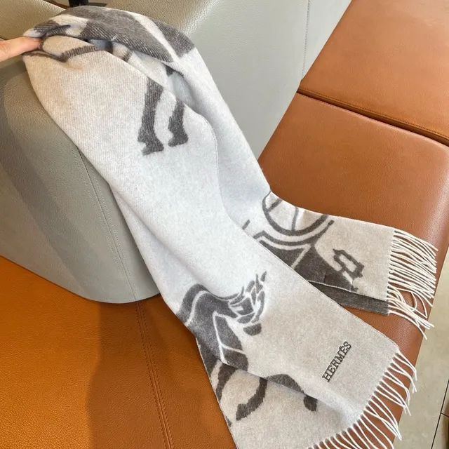 Hermès Écharpe Cachemire Motif Équestre 8