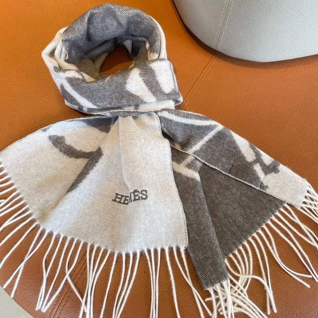 Hermès Écharpe Cachemire Motif Équestre 9