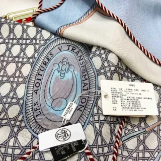 Hermès Les Aoitures V Transformation 蓝色丝绸围巾