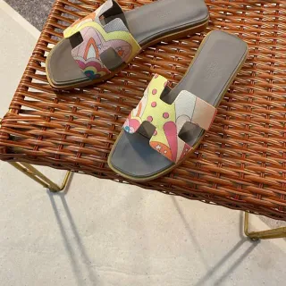 Hermès Multicolor Gray H-Shaped Strap Abstract Print Slippers