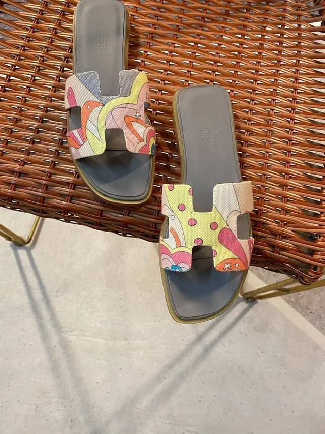 Hermès Multicolor Gray H-Shaped Strap Abstract Print Slippers 2