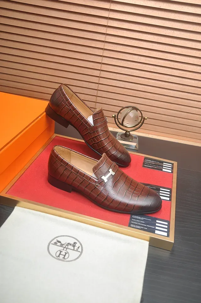 Hermès Oran Mocassim Marrom Couro com estampagem de crocodilo Cinto com fivela H Prata 4