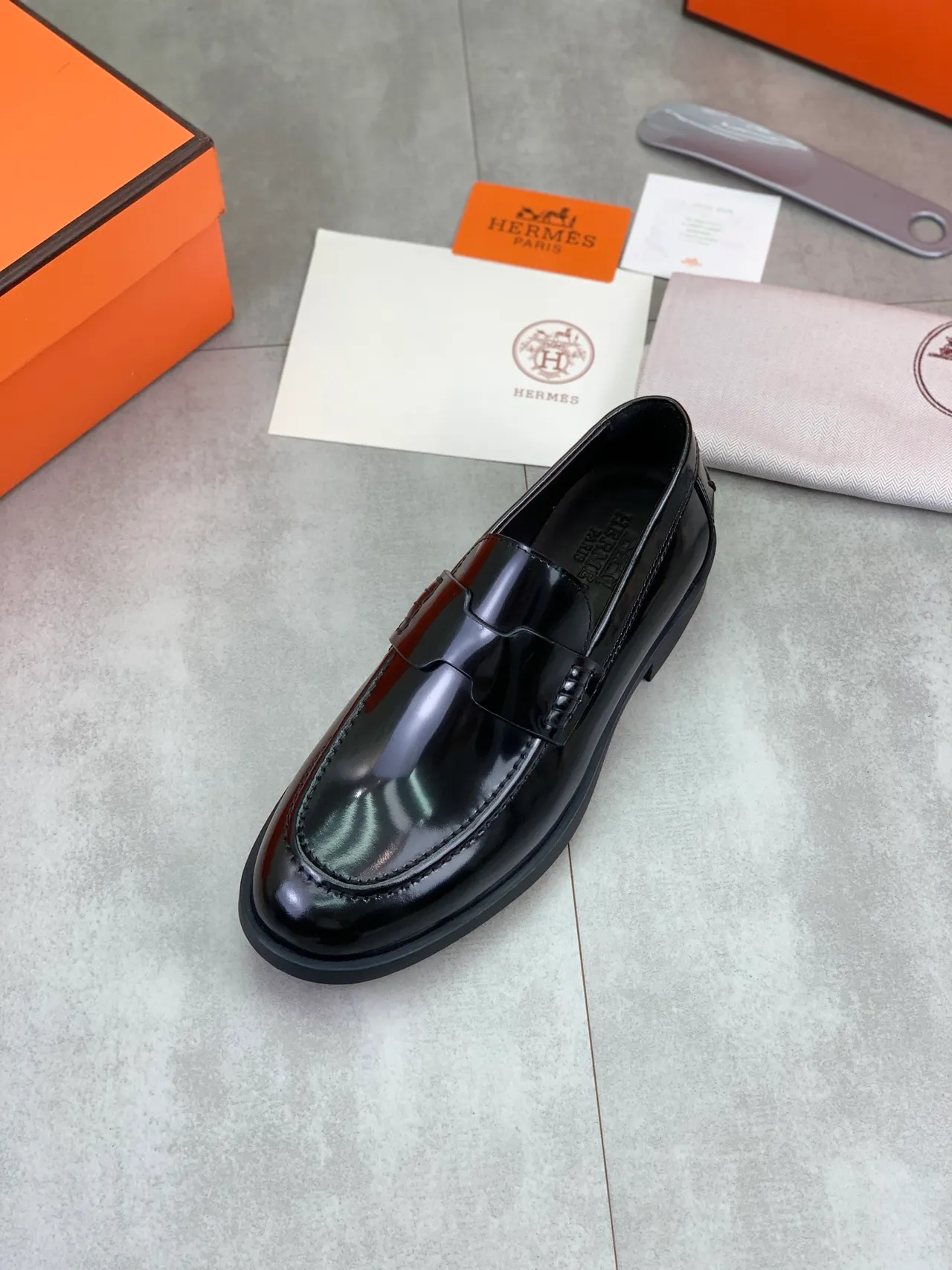 Hermès Oran Loafer loafers de couro patentado preto 4