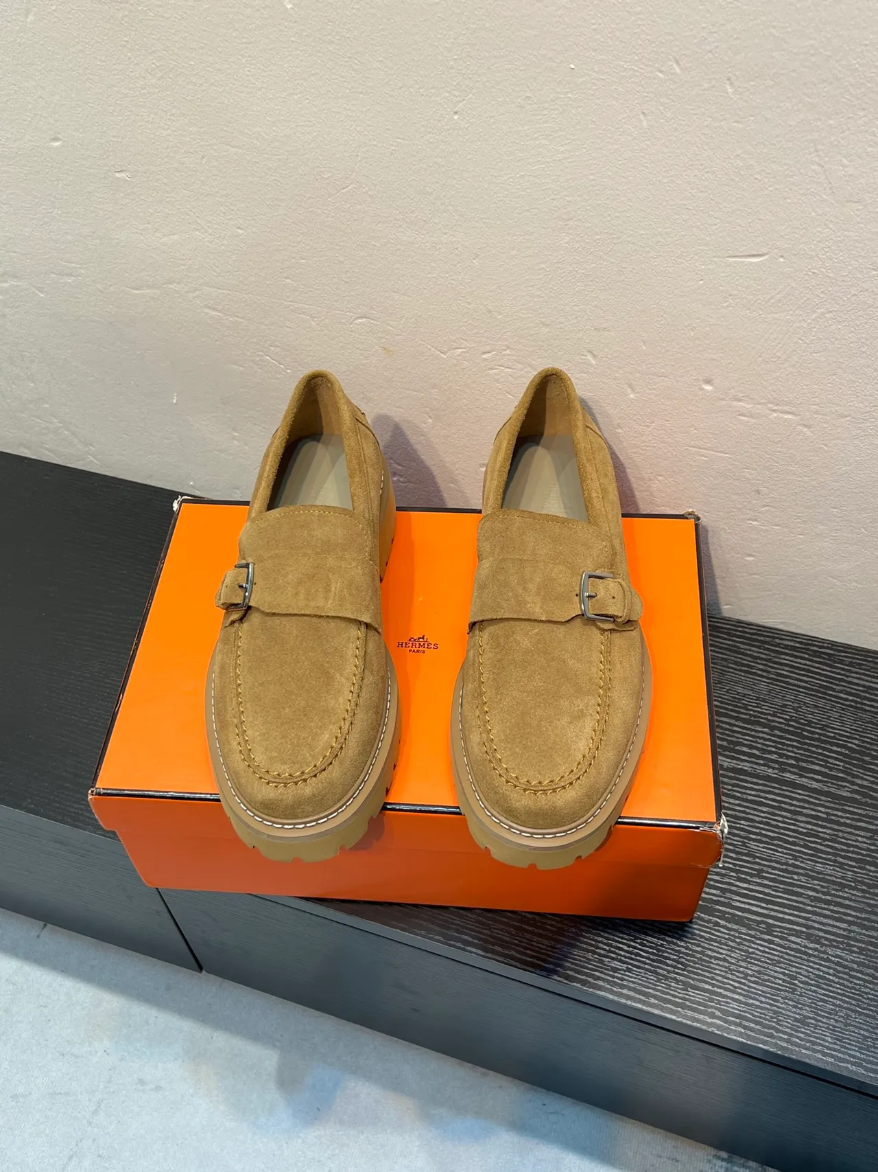 Hermès Oran Loafer tan daim sangle à boucle Loafer 2