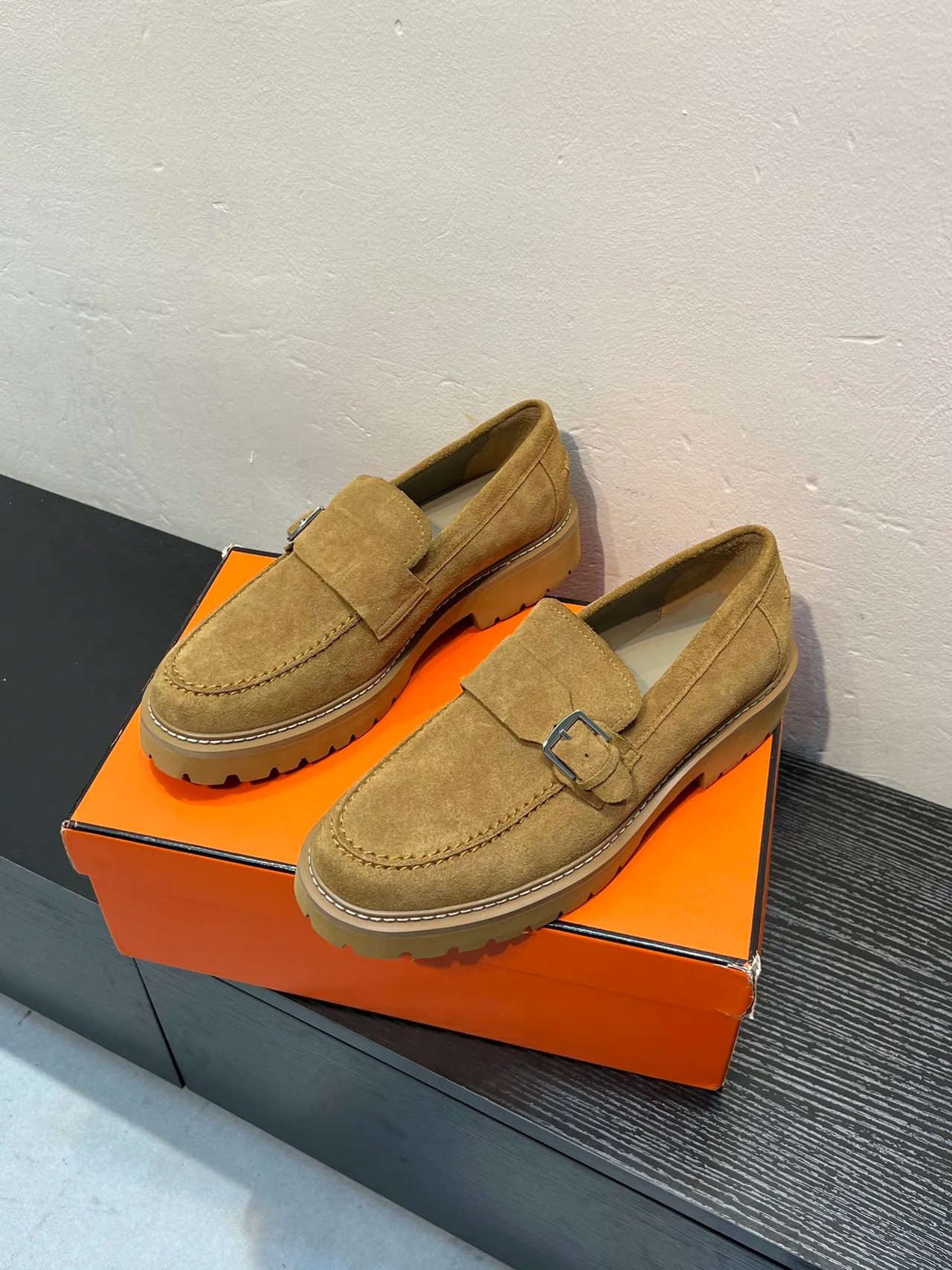 Hermès Oran Loafer tan daim sangle à boucle Loafer 3