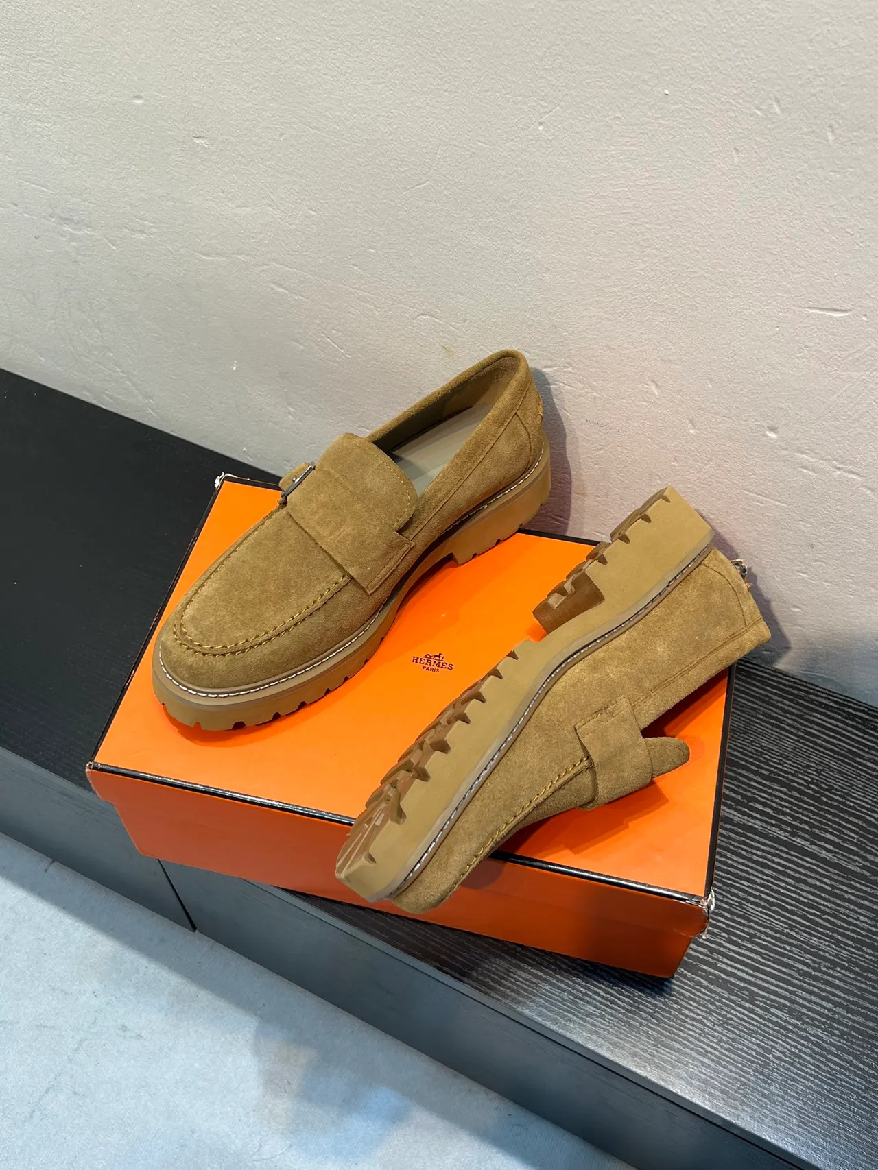 Hermès Oran Loafer tan daim sangle à boucle Loafer 4