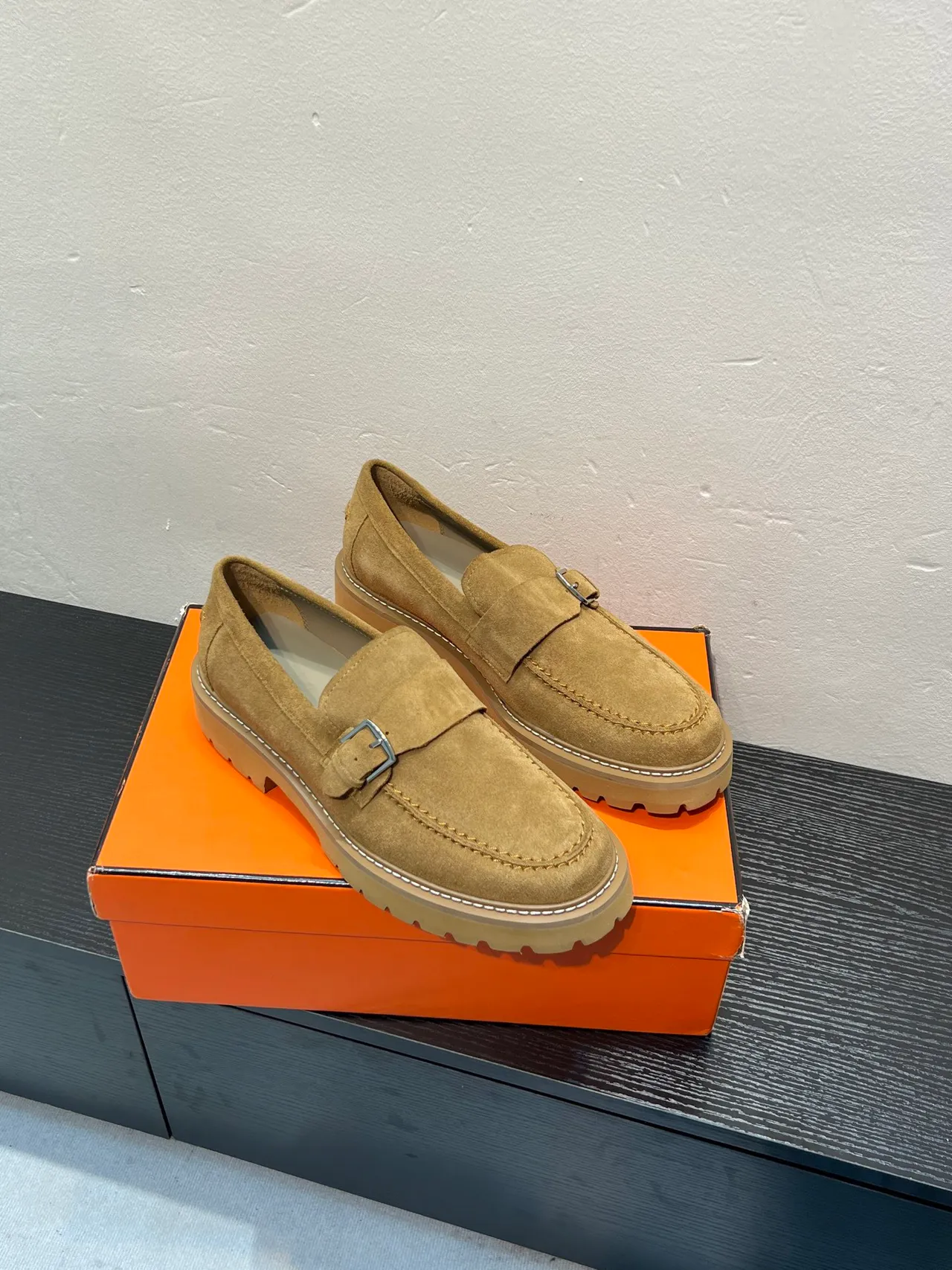 Hermès Oran Loafer tan daim sangle à boucle Loafer 5