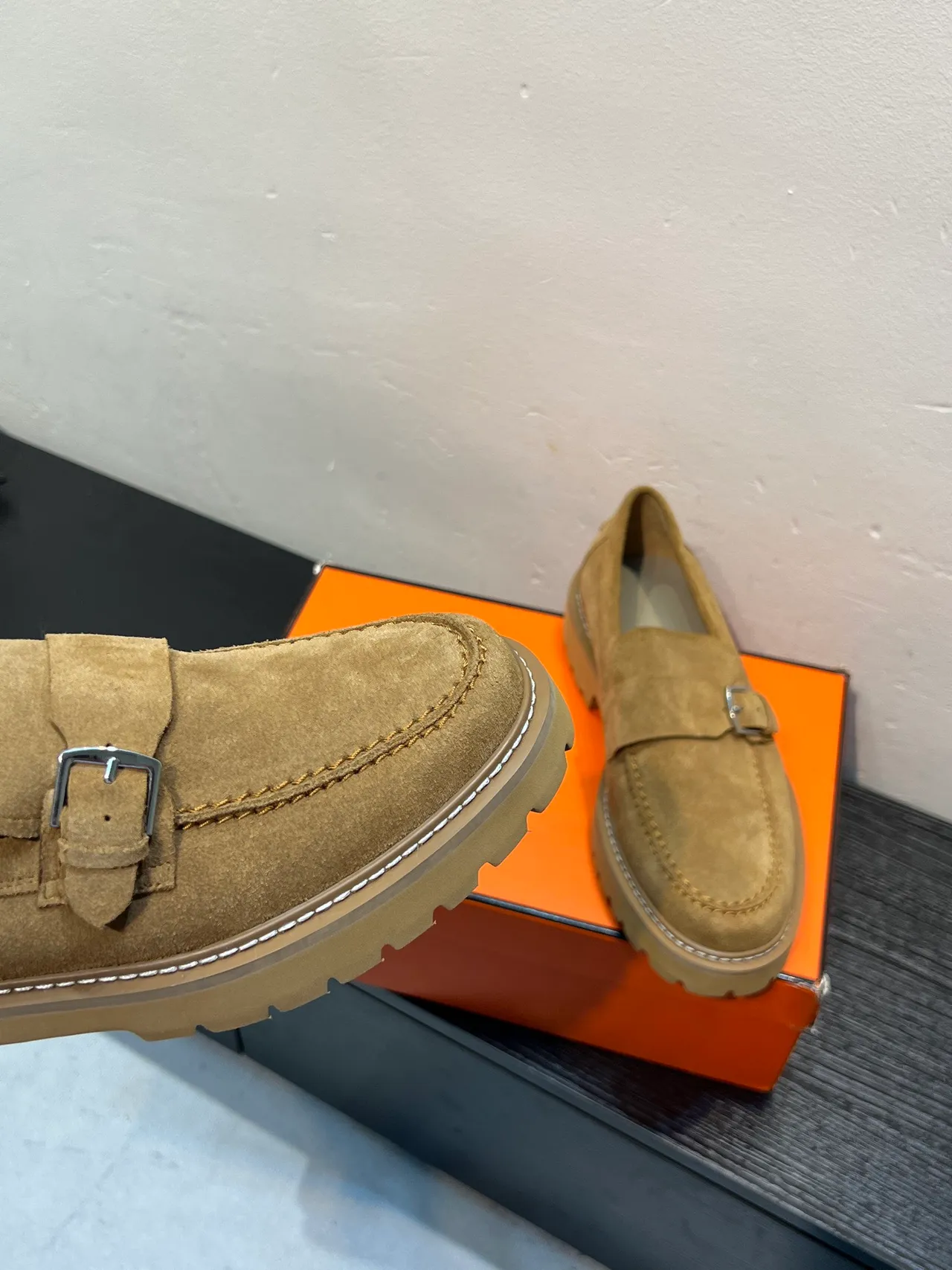 Hermès Oran Loafer tan daim sangle à boucle Loafer 8