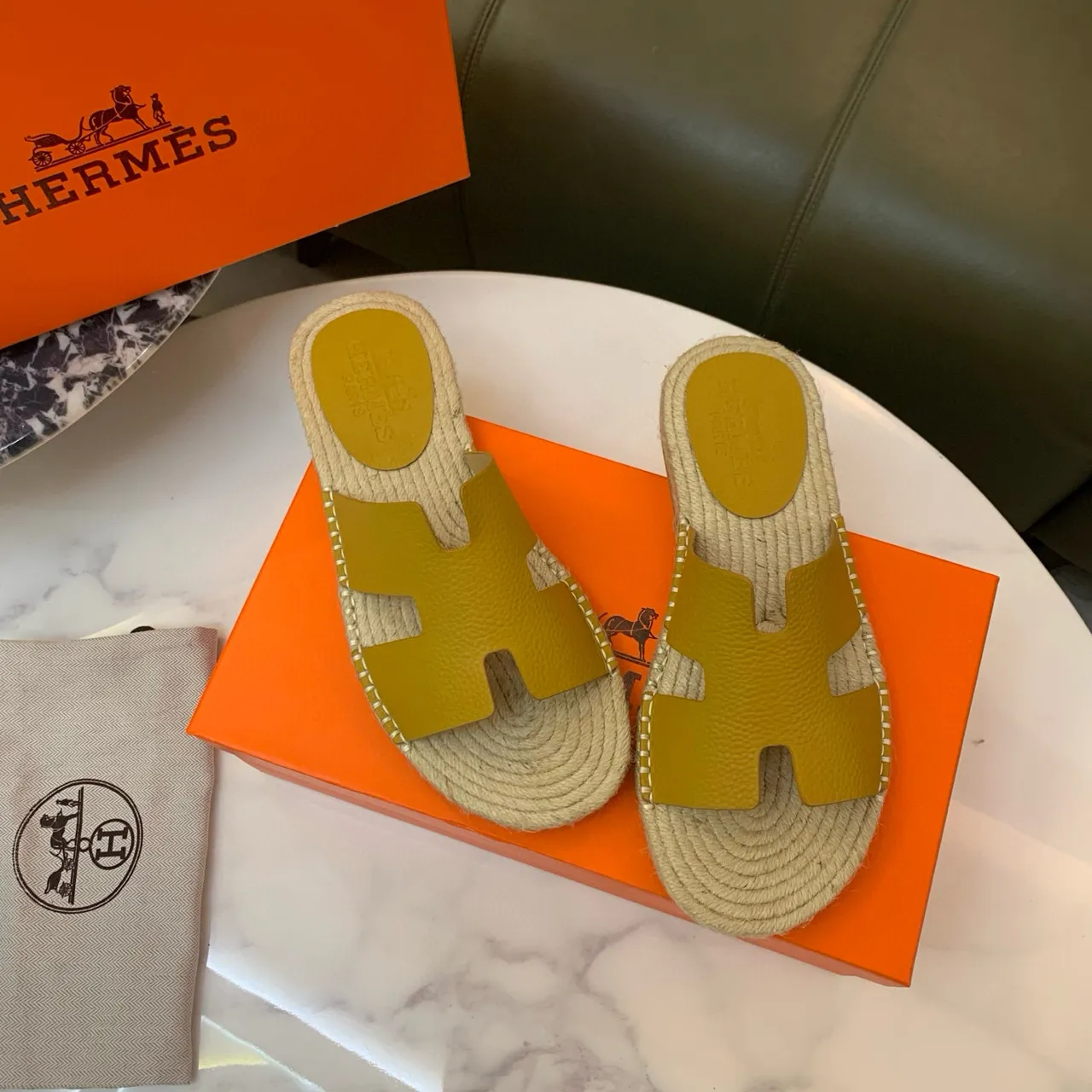 Hermès Oran Chaussons en cuir jaune moutarde avec lanière H en jute tissé 2