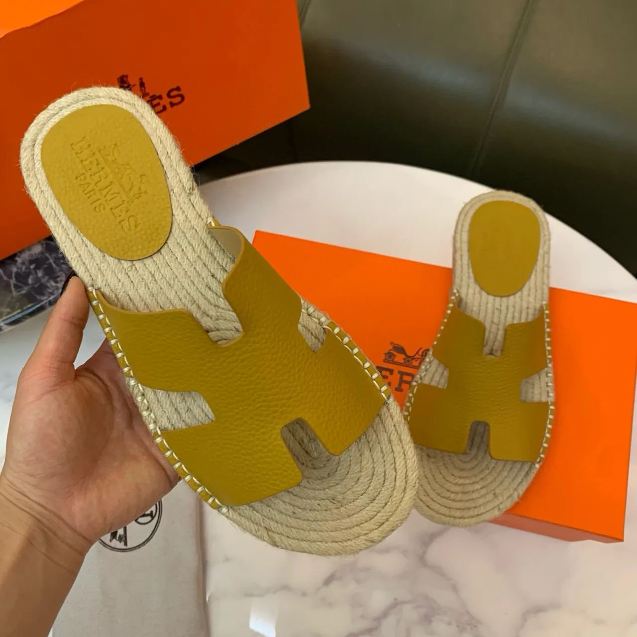 Hermès Oran Chaussons en cuir jaune moutarde avec lanière H en jute tissé 3