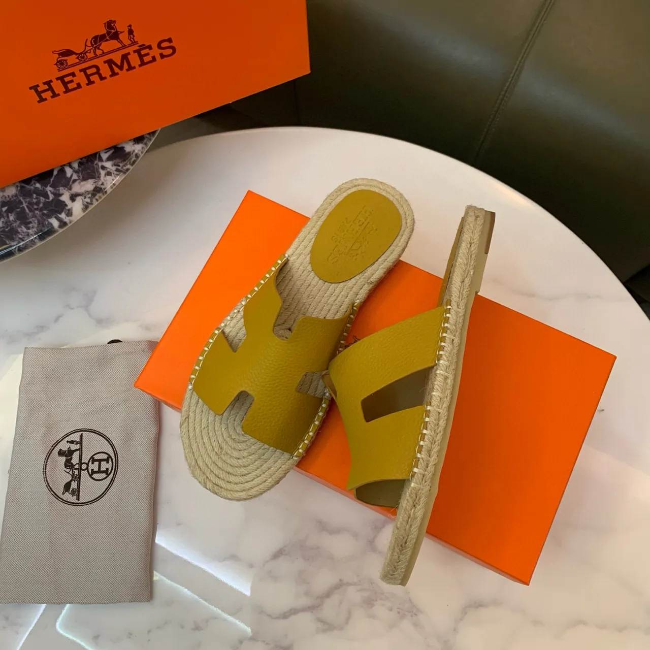 Hermès Oran Chaussons en cuir jaune moutarde avec lanière H en jute tissé 4