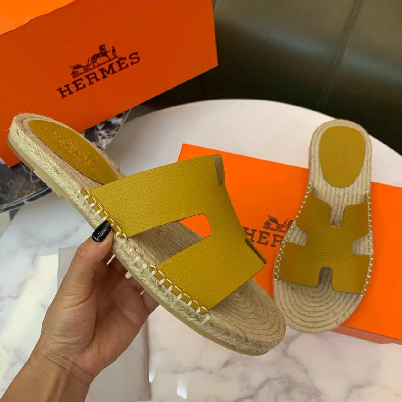 Hermès Oran Chaussons en cuir jaune moutarde avec lanière H en jute tissé 5
