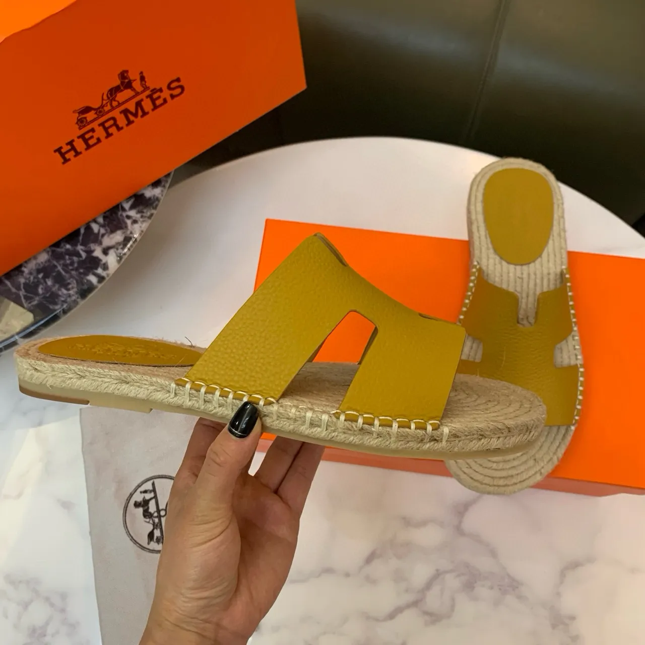 Hermès Oran Chaussons en cuir jaune moutarde avec lanière H en jute tissé 6