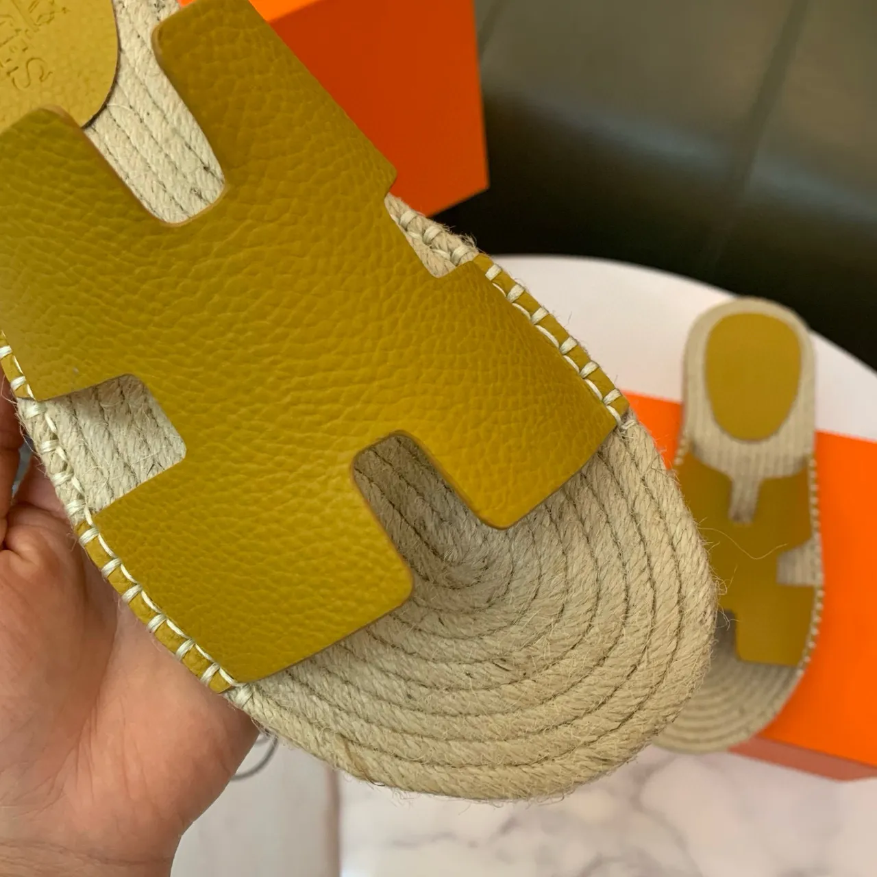 Hermès Oran Chaussons en cuir jaune moutarde avec lanière H en jute tissé 7