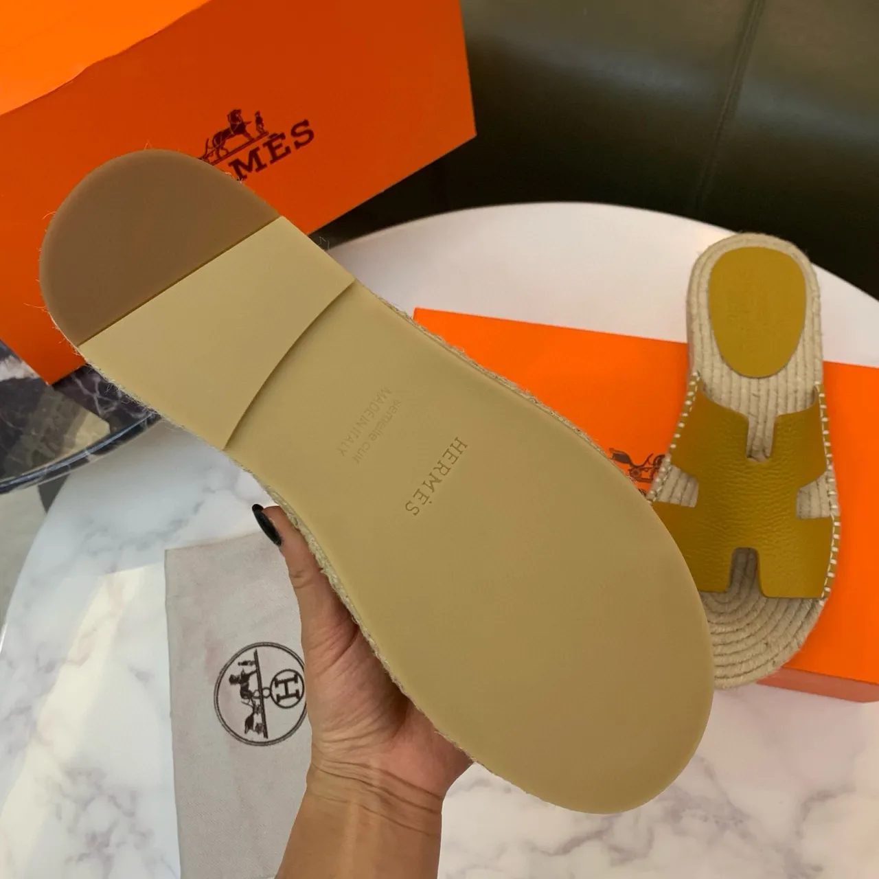 Hermès Oran Chaussons en cuir jaune moutarde avec lanière H en jute tissé 8