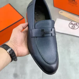 Hermès Oran Azul Marinho Couro Pebbled H-Buckle Mocassins