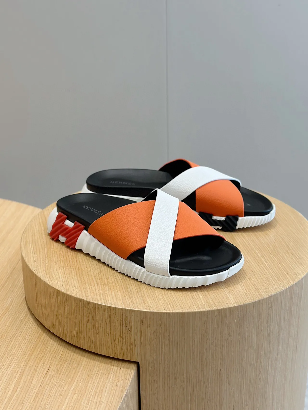 Hermès Oran Slide Sandales en cuir orange et blanc 3