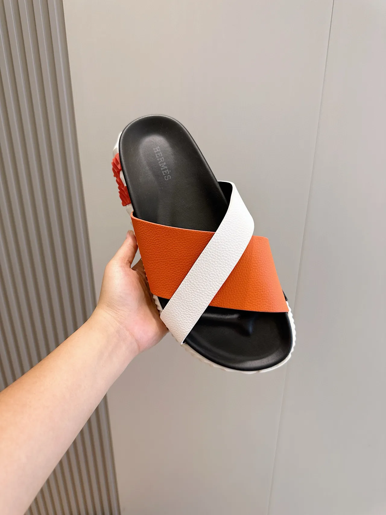 Hermès Oran Slide Sandales en cuir orange et blanc 4