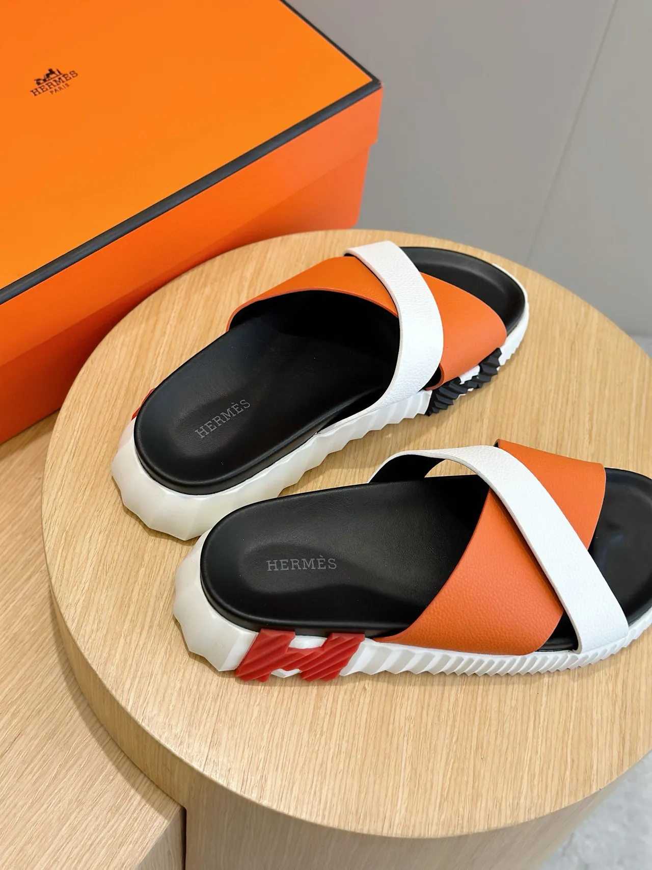 Hermès Oran Slide Sandales en cuir orange et blanc 6