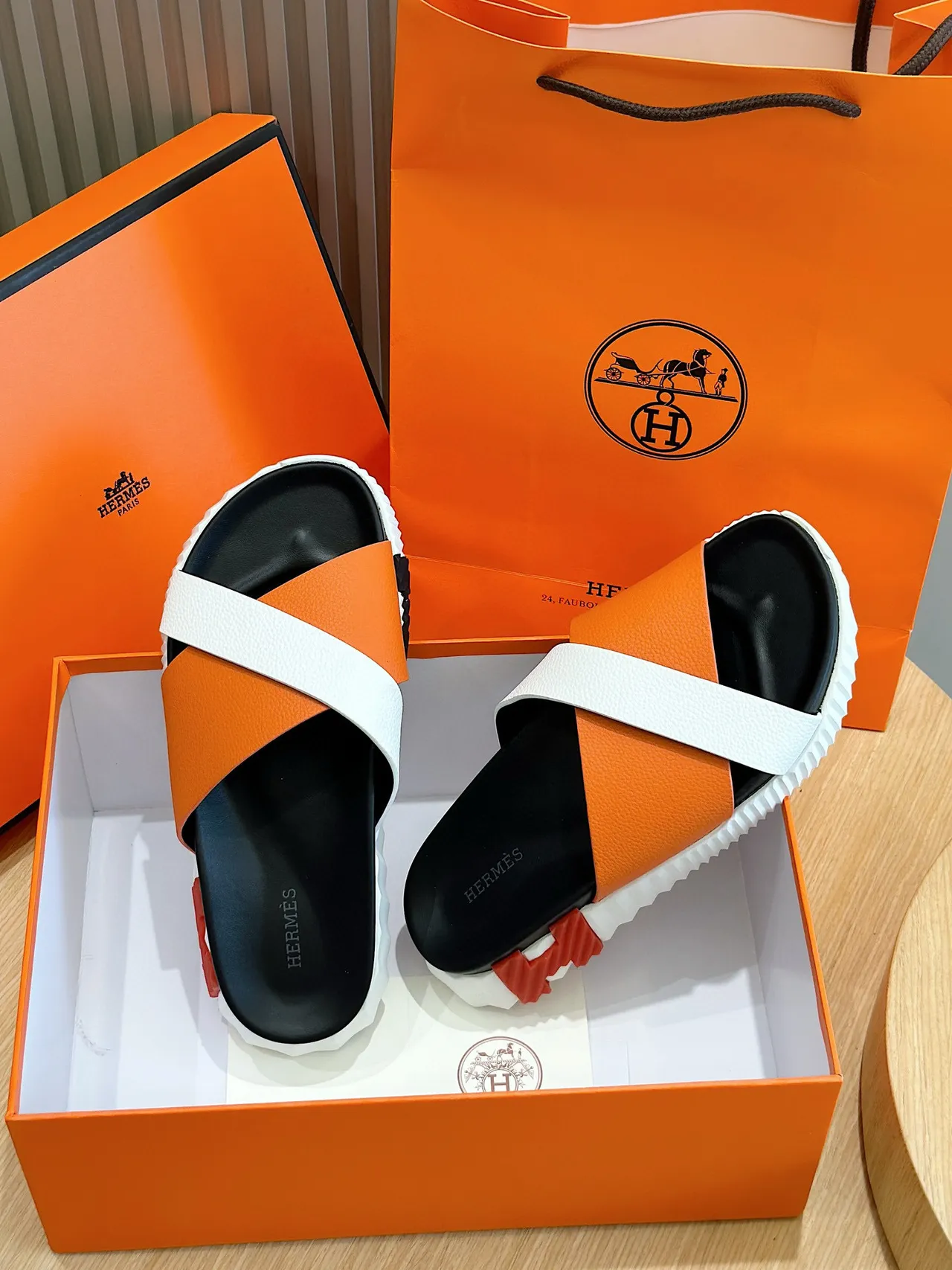 Hermès Oran Slide Sandales en cuir orange et blanc 8